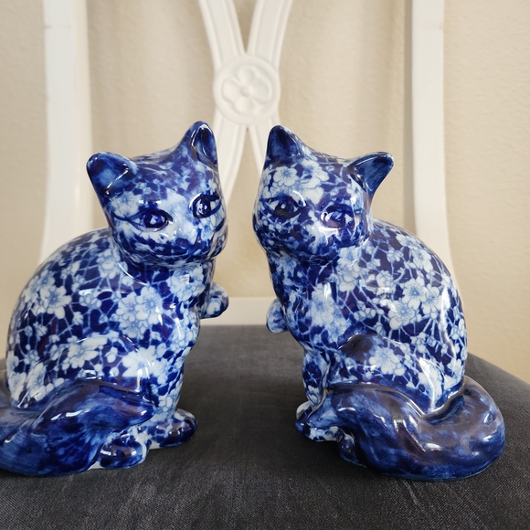 Pair Of Staffordshire Calico Cats- Blue And White Figurines - Picture 5 of 8
